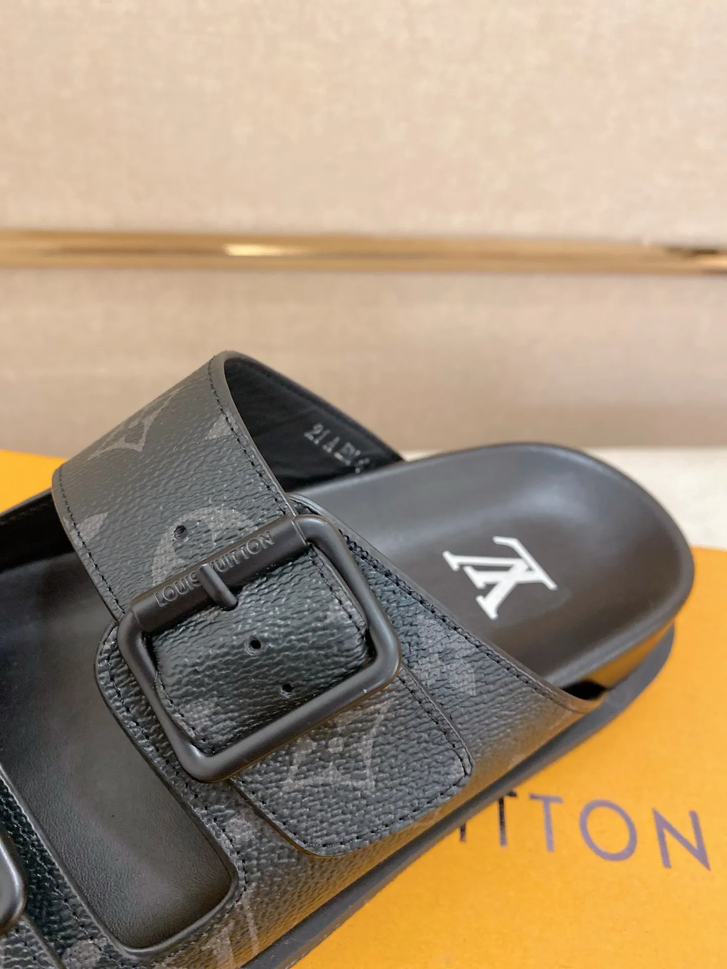 Factory price: 420💰Made by LV🔍Top purchasing agent. Men's spring and summer slippers are available at the same counter. The uppers are made of cowhide imported from Italy. High-quality craftsmanship, soles: original soles specially provided by the original factory, exclusive movable molded soles are super comfortable, original factory follow-up goods, 🔍🔍high quality, can be entered and exited the counter at will, welcome to compare, code number 38-44. Can be customized45